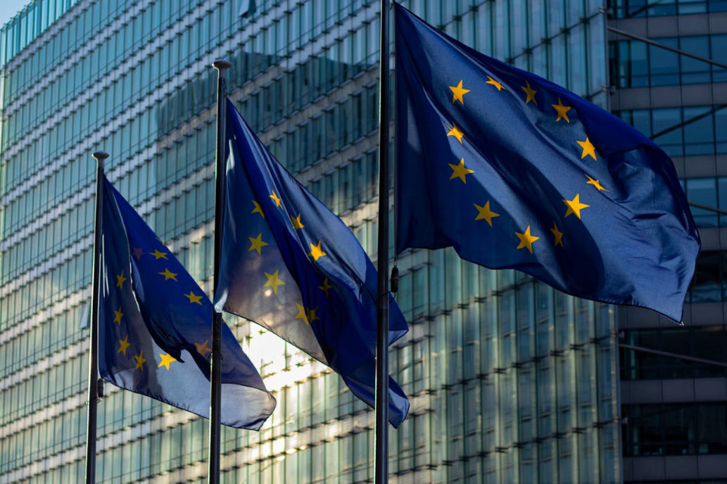eu-aml-verordnung Fahnen der EU vor einem großen Gebäude
